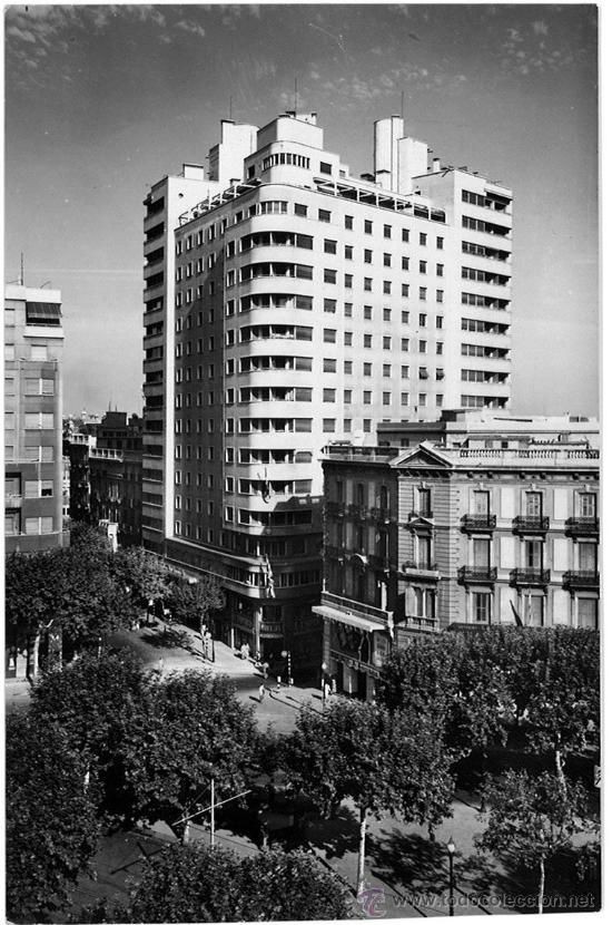 Edificio Fàbregas, Plaza Urquinaona 1939. Edificio Fàbregas, Plaza Urquinaona 1939.